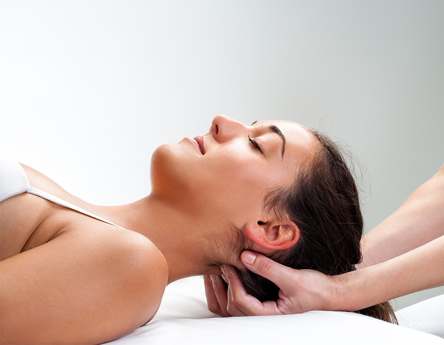 Frau wird am Hals massiert